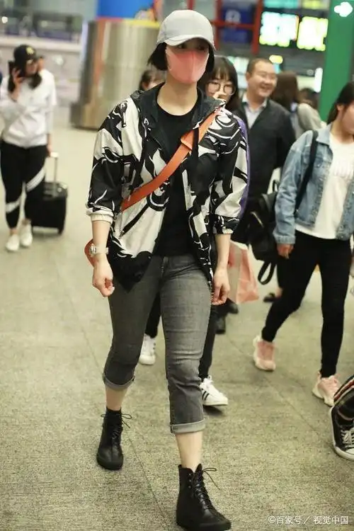 北京:蒋欣现身机场,她戴一只粉嫩口罩难掩一颗青春少女心!