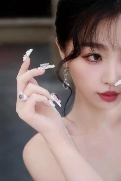 虞书欣齐刘海丸子头##虞书欣心型耳饰