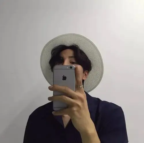 小哥哥55中分发型真帅