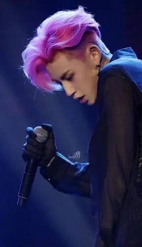 来看小鬼解锁过的发色,红橙黄绿青蓝紫彩虹头,几乎全染了个遍