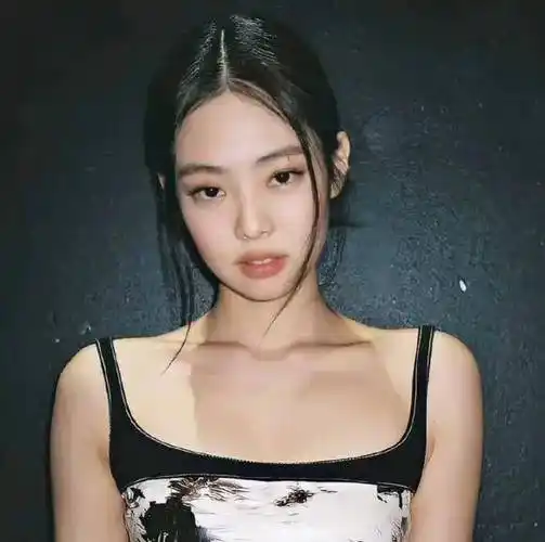 因此有网友认为是jennie霸凌lisa,二是因为jennie曾被问会送什么生日