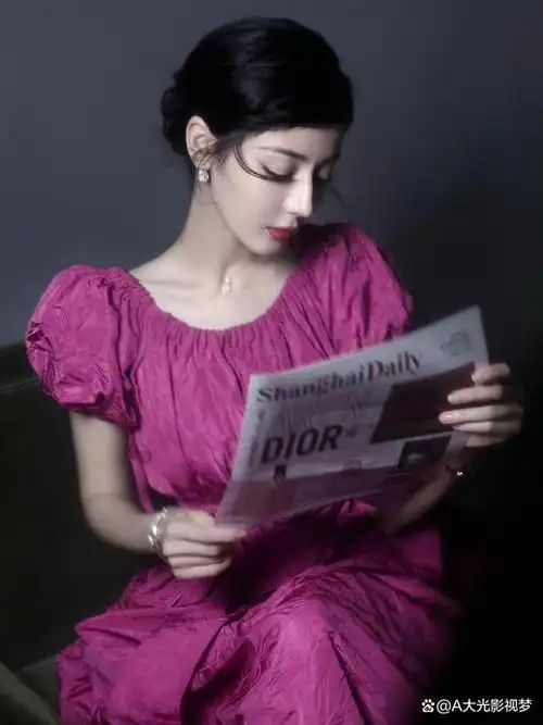 迪丽热巴烈焰红唇,妆容出人意料,看看