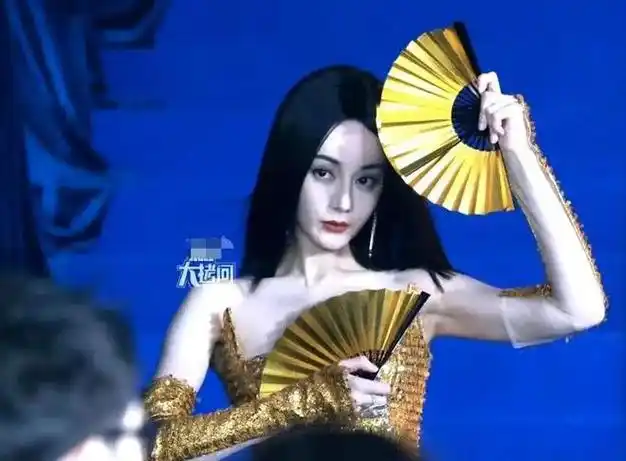 时尚之力迪丽热巴生图很显老头发分层被质疑是假发身材引争议