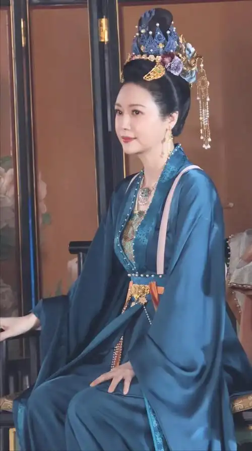 邓英长相大气,仪态端方,这几年在不少热播剧都是演温柔善良又富贵逼人