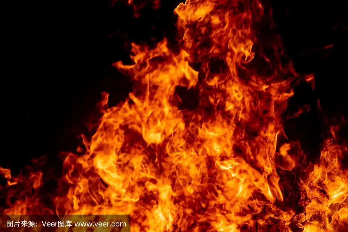 红色的火焰燃烧燃料在黑色的背景发光