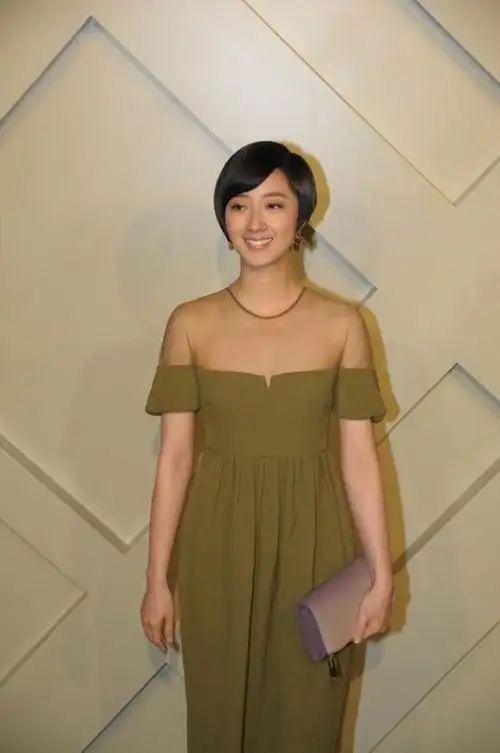 桂纶镁穿上一字肩后更美了,虽然服装很简单,但却带着心机感