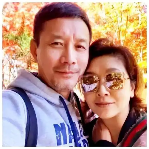 53岁田小洁现身,头发花白,与江珊女儿一同逛街,颜值抢镜!