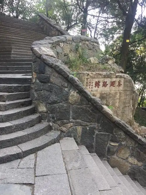 看这回马岭是比较陡峭的路段,可是峰回路转