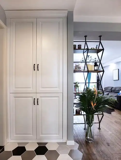 玄关装修实景图片欣赏-86平米现代风格入户门鞋柜装修效果图-齐装网