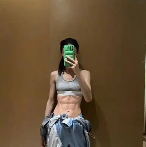 金晨健身照,腹肌线条可太好看了,这才是女明星秀身材的正确方式