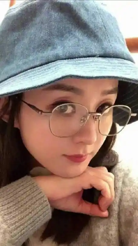 赵丽颖金丝眼镜礼帽造型