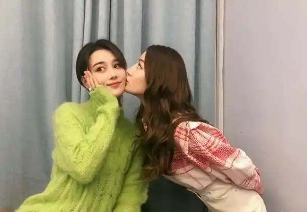 张馨予与迪丽热巴晒闺蜜情,追剧聊到天亮,合照美的如同双胞胎