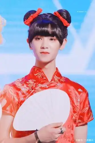 再来看一下黄明昊的女装,搭配两个丸子头和一身旗袍,真的很可爱呢