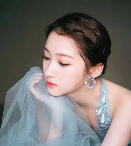 关晓彤换了个发型,终于美回来了