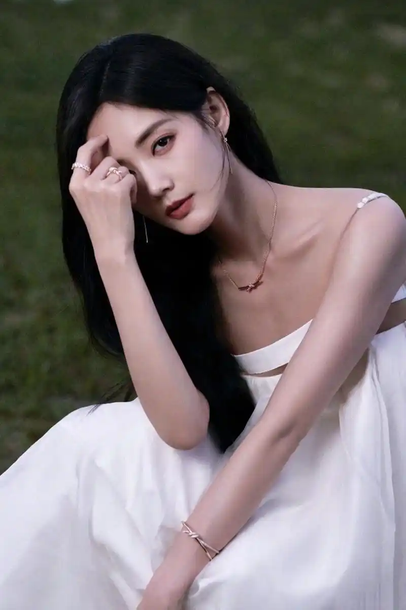 李一桐吊带白裙柔美造型,邂逅浪漫与温柔,优越的肩颈线条太迷人了