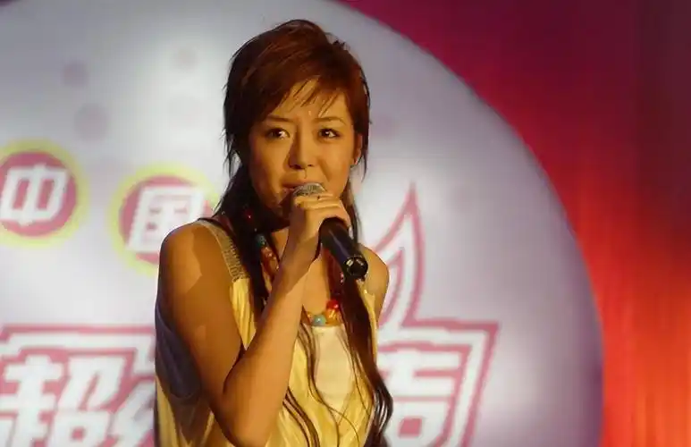 7位超女现状:李宇春成时尚标杆,何洁单亲带娃,张靓颖劫后重生_郁可唯