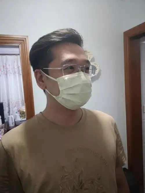 这个男人爱上了戴口罩