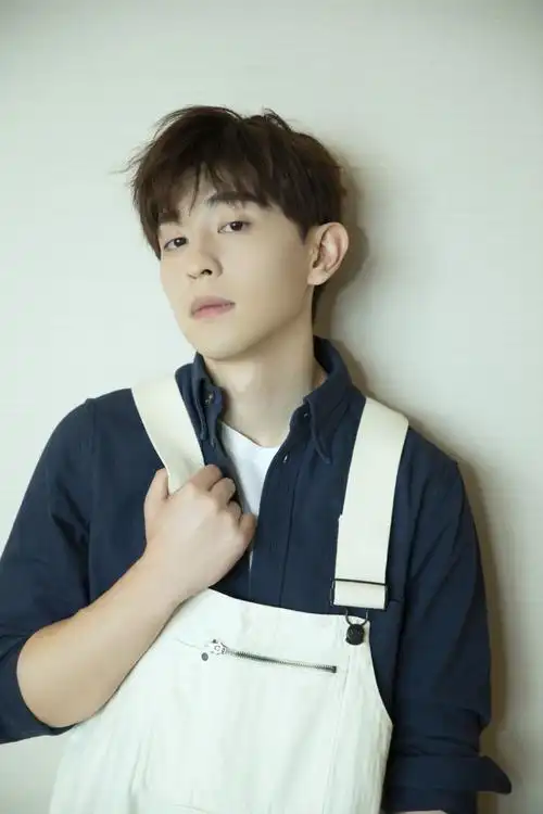 资讯综合丨最新行程丨邓伦今日现身成都出席品牌见面会 白色背带裤