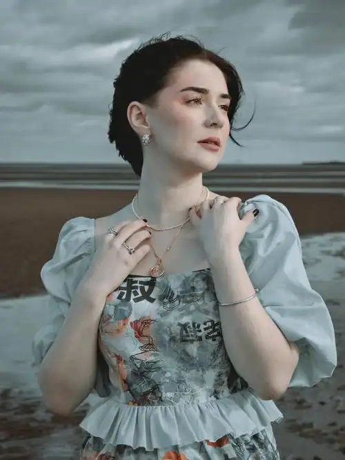 看看在英国海滩边美女的首饰