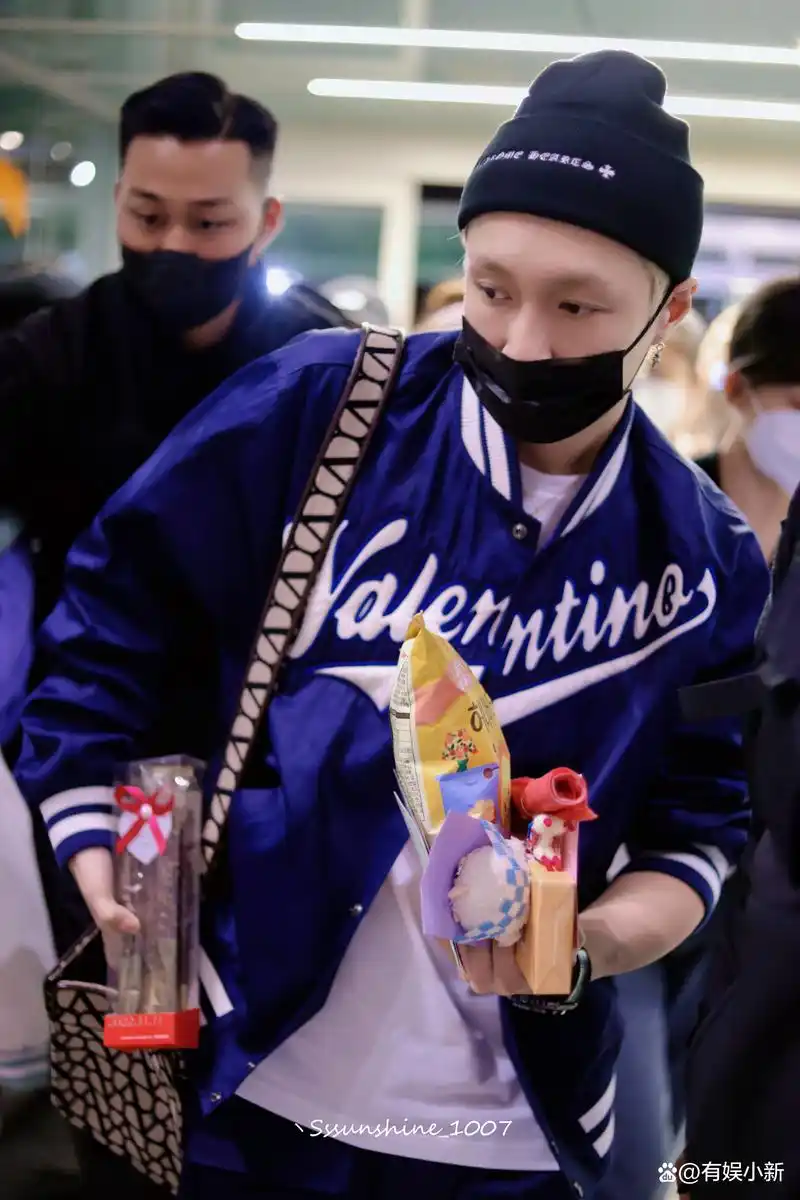张艺兴最新机场出发图,蓝色棒球服套装造型休闲帅气