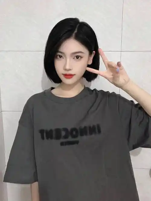 圆脸适合什么发型,首选当然是中分短发了,加上一点碎发修饰脸型效果