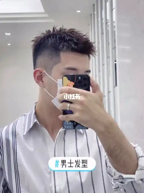 2021男生不烫不染的发型前刺短发型