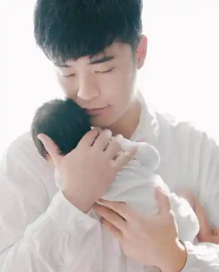 同样当爹 同样是抱孩子 贾乃亮刘恺威 陈赫刘烨差太大了吧 甜馨好幸福