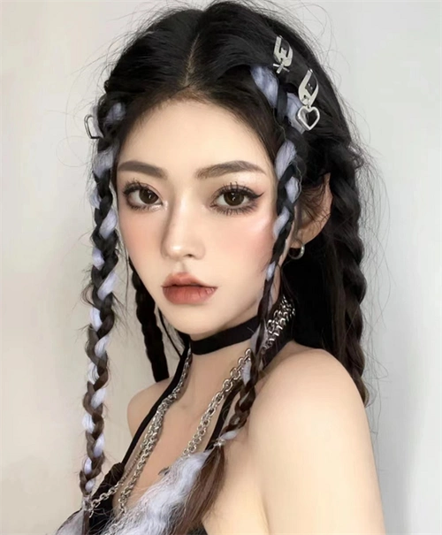 传统黑脏的辫子造型,其实脏辫分为很多种,细小的脏辫类型才是流行主打