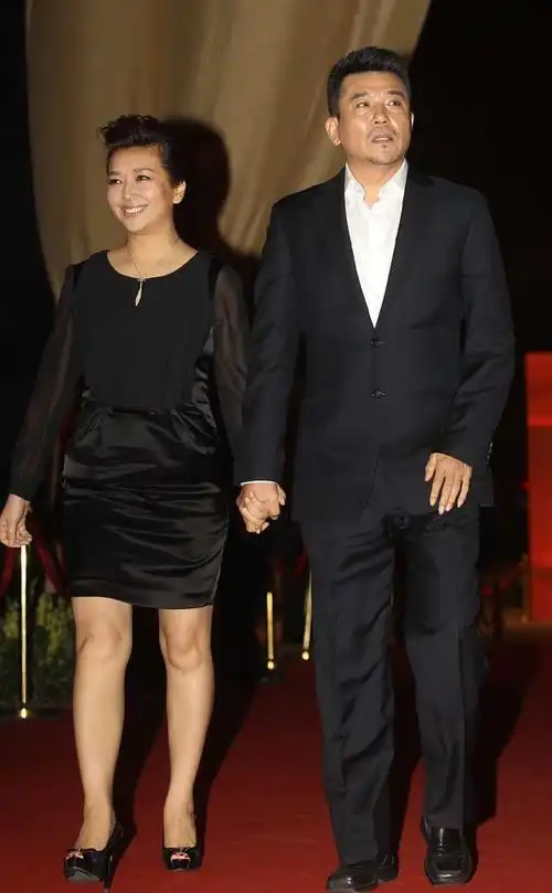 江珊的衣服弯腰"有风险",衣领下面掏个洞,一身黑显瘦显白双赢