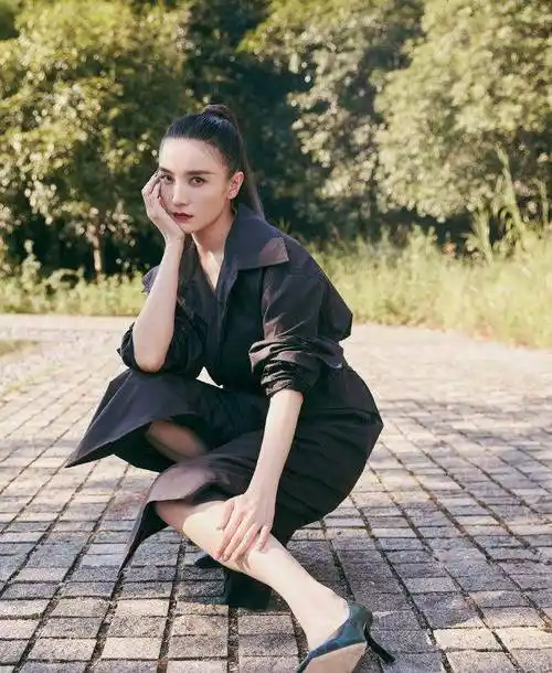 宋佳这款黑色风衣简直就是活体版的穿搭指南,搭配黑色细高跟鞋时尚