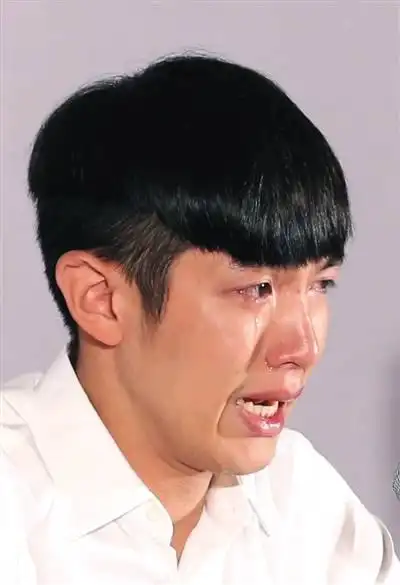 柯震东北京办道歉记者会 称吸毒不怪房祖名