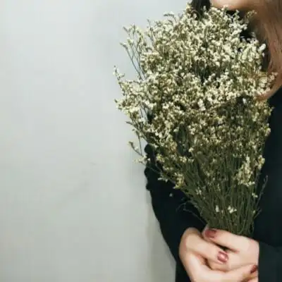 手捧满天星的女孩