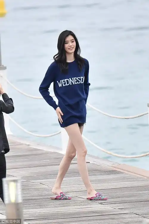 奚梦瑶身穿oversize蓝色毛衣大玩"下衣失踪",露出雪白长腿.