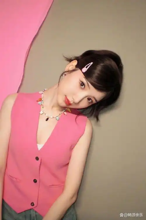 毛晓彤以其独特的魅力和可爱的形象赢得了众多粉丝的喜爱