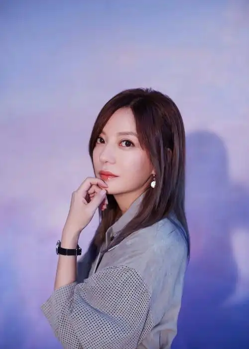 赵薇灰色风衣干练优雅美照图片