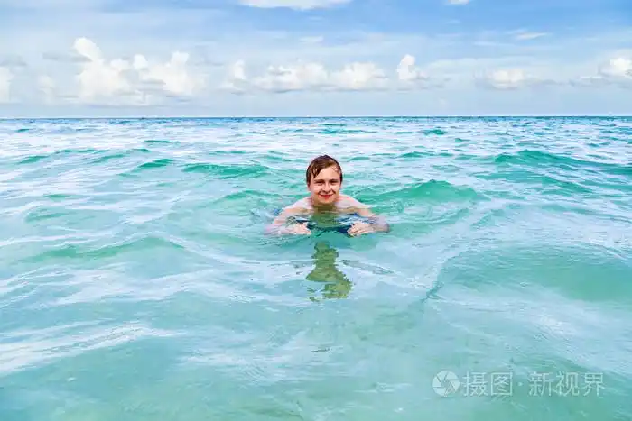 十几岁的男孩喜欢在海里游泳