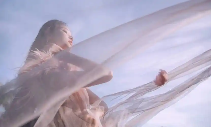 姜贞羽蝴蝶妆容释出 流光璀璨明媚多娇