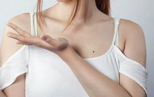 女人胸口有痣好不好?代表什么?