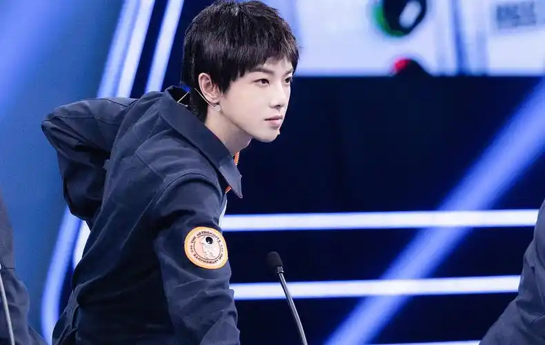 王牌对王牌第七季收官之夜华晨宇化身宇航员秀特别才艺