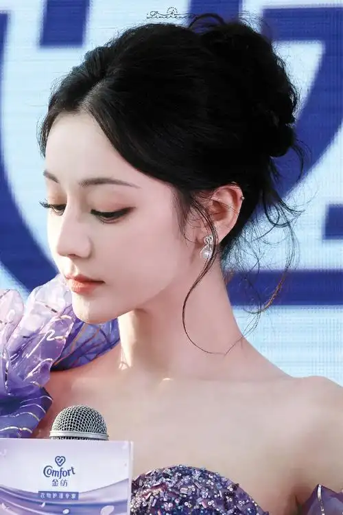 迪丽热巴超话#迪丽热巴代言金纺#  240225 昆明 金纺活动  "你看 你多