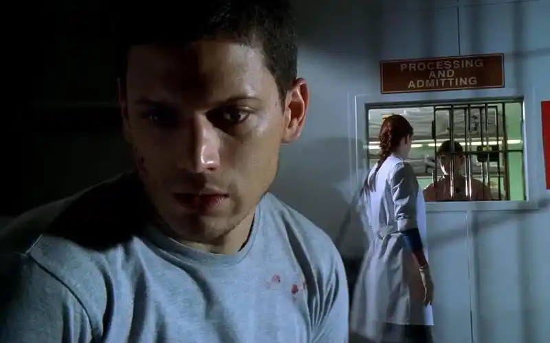 《越狱》17:为找缺失的地图装疯,迈克进精神病区找天才求助