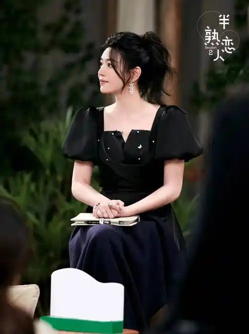 陈妍希情人2最终造型,身穿黑色泡泡袖连衣裙,显年轻显年轻!