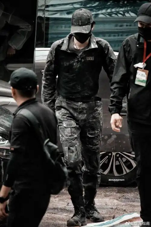 刘耀文迷彩服造型#刘耀文综艺路透,迷彩服造型帅炸了,这个腿怎么会