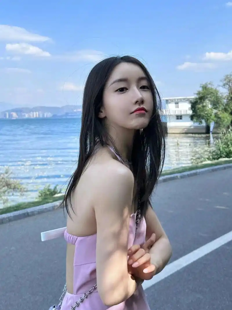 姜贞羽 | 这个妹妹很敢穿!露背吊带好温柔!