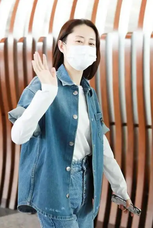 刘敏涛素颜状态简直了牛仔外套巧挽袖口提层次45岁嫩似大学生