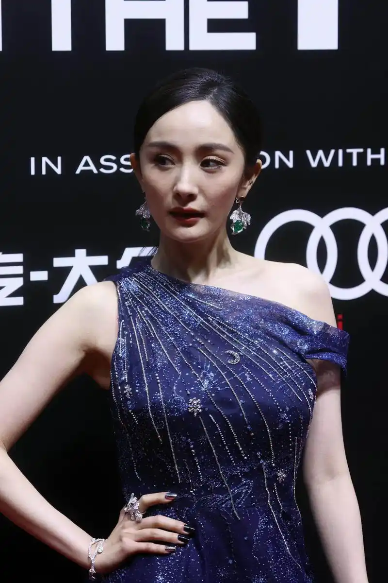 杨幂颜值真的高,这种紧贴头皮的发型,放她脸上就很美