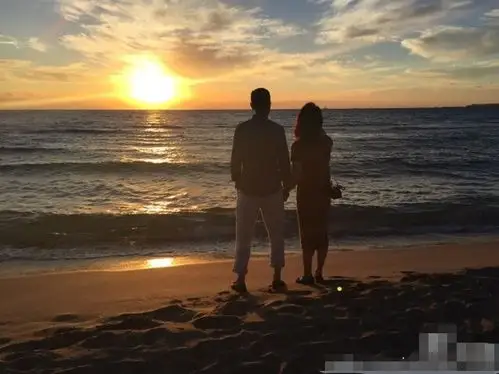 51岁金星与老公机场秀恩爱,戴情侣帽画面甜蜜,路人的表情亮了!