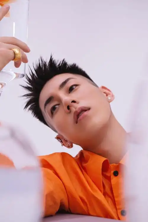 p data-id="gns0htx6zx">卡斯柏 i>(casper) /i>,原名储晓祥.