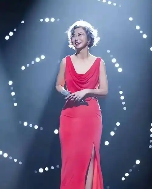 62岁叶倩文惊艳到我!留烫卷短发穿衣精致,从容老去的样子太优雅