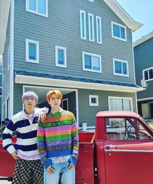 金钟仁新照公开,戴前女友jennie同款55万项链,黑皮裤荷尔蒙爆棚_super